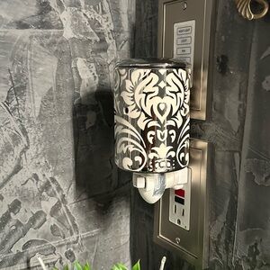 Celebrating Home Night light or Fragrance warmer Florence Plug in